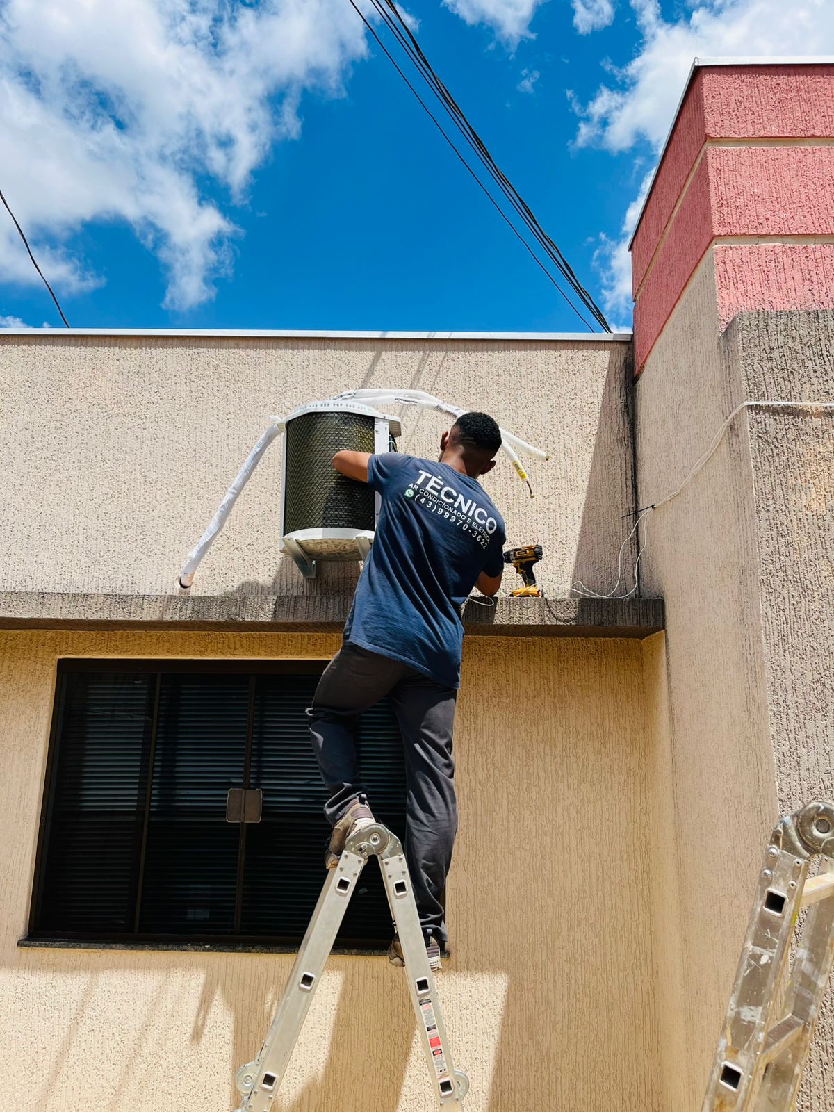 Técnico Eletro Marques realizando serviço